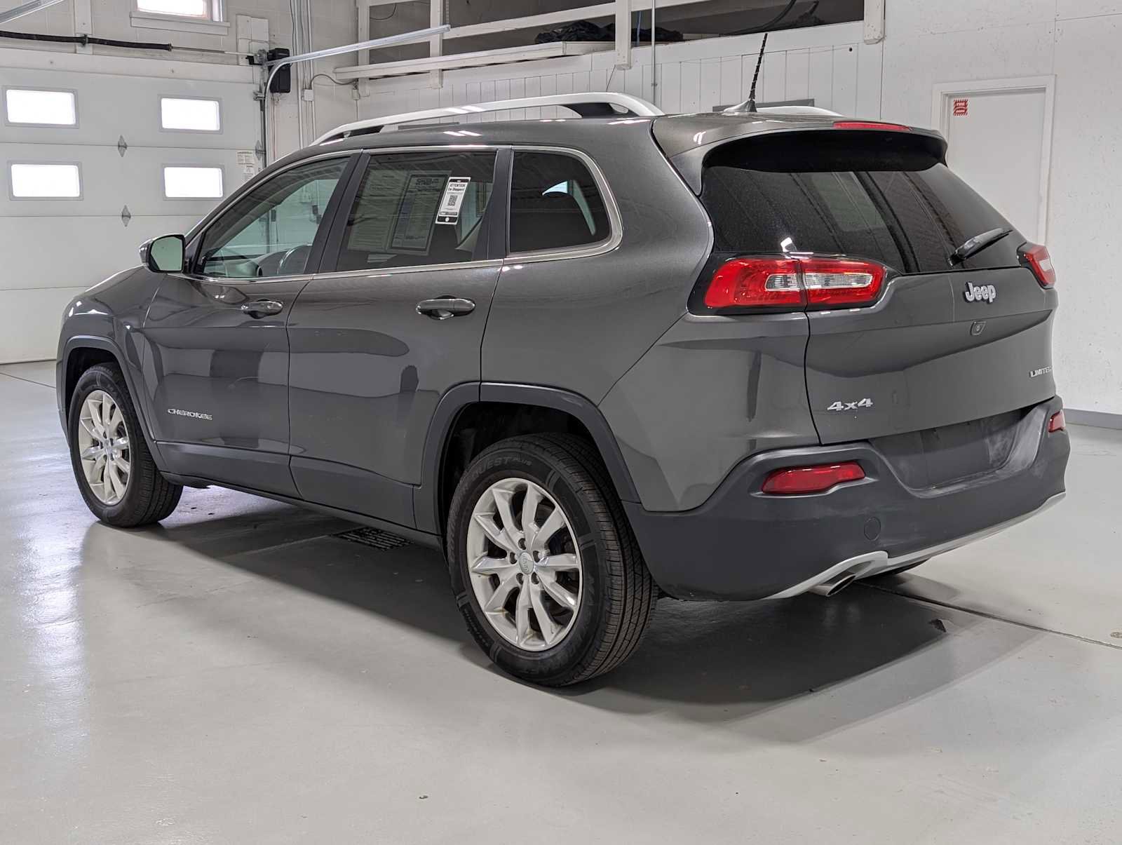 Used 2017 Jeep Cherokee Limited AWD/4WD image 10