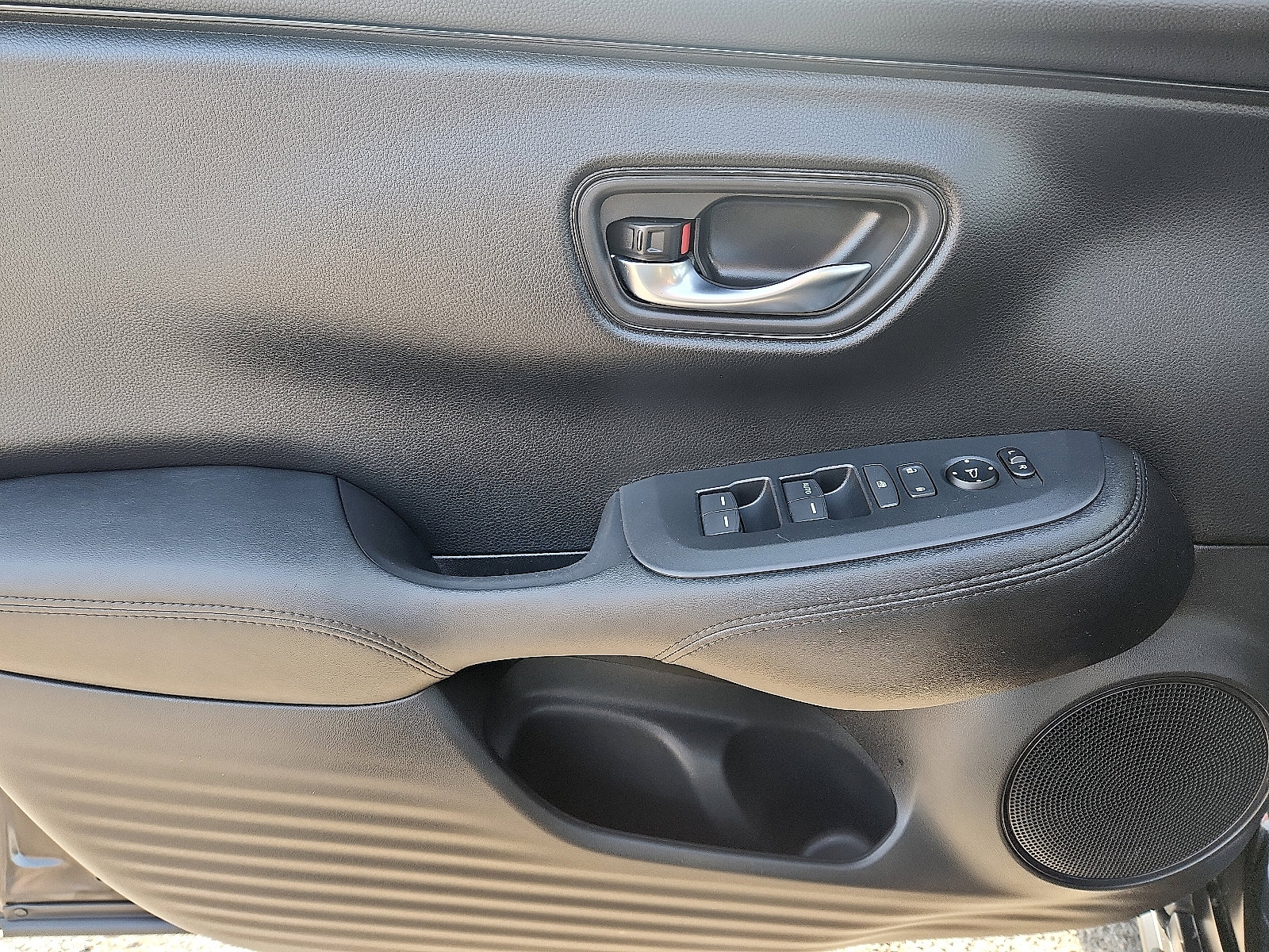 Used 2023 Honda HR-V LX image 12