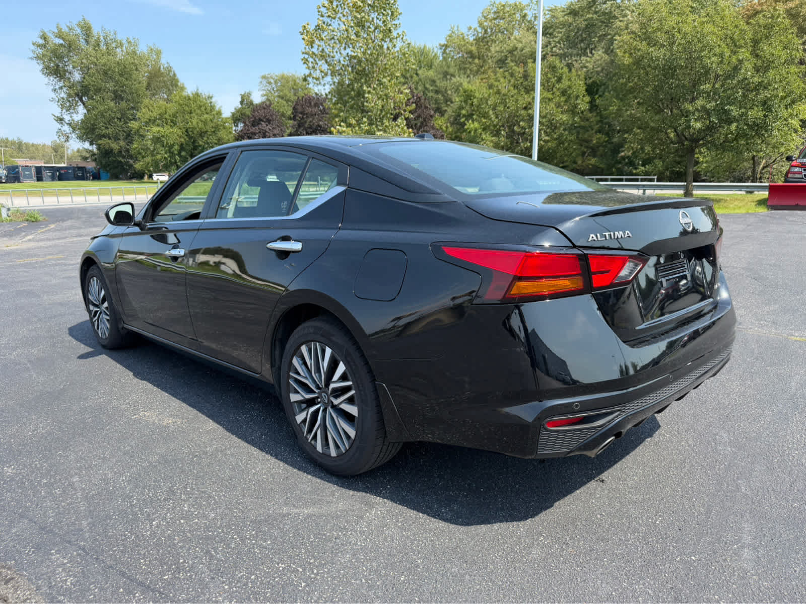 Used 2024 Nissan Altima 2.5 SV w/ SV Premium Package AWD/4WD image 5