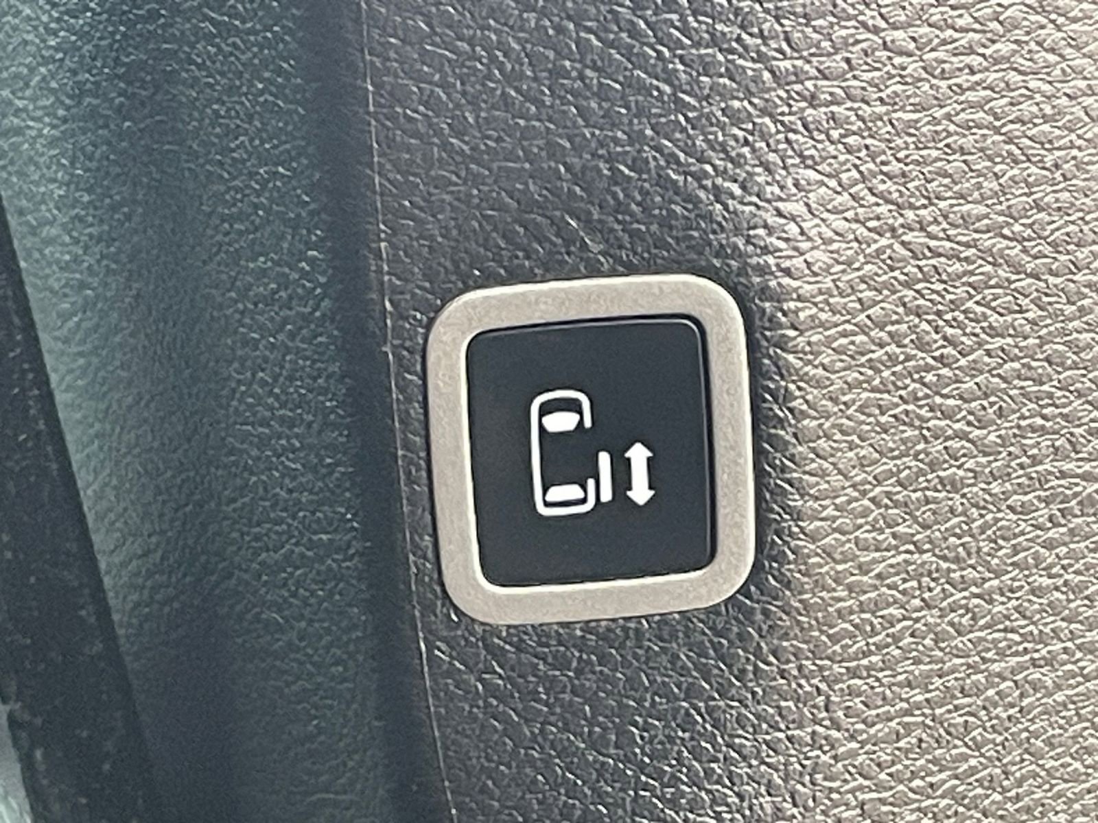 Used 2025 Chrysler Pacifica Limited image 30