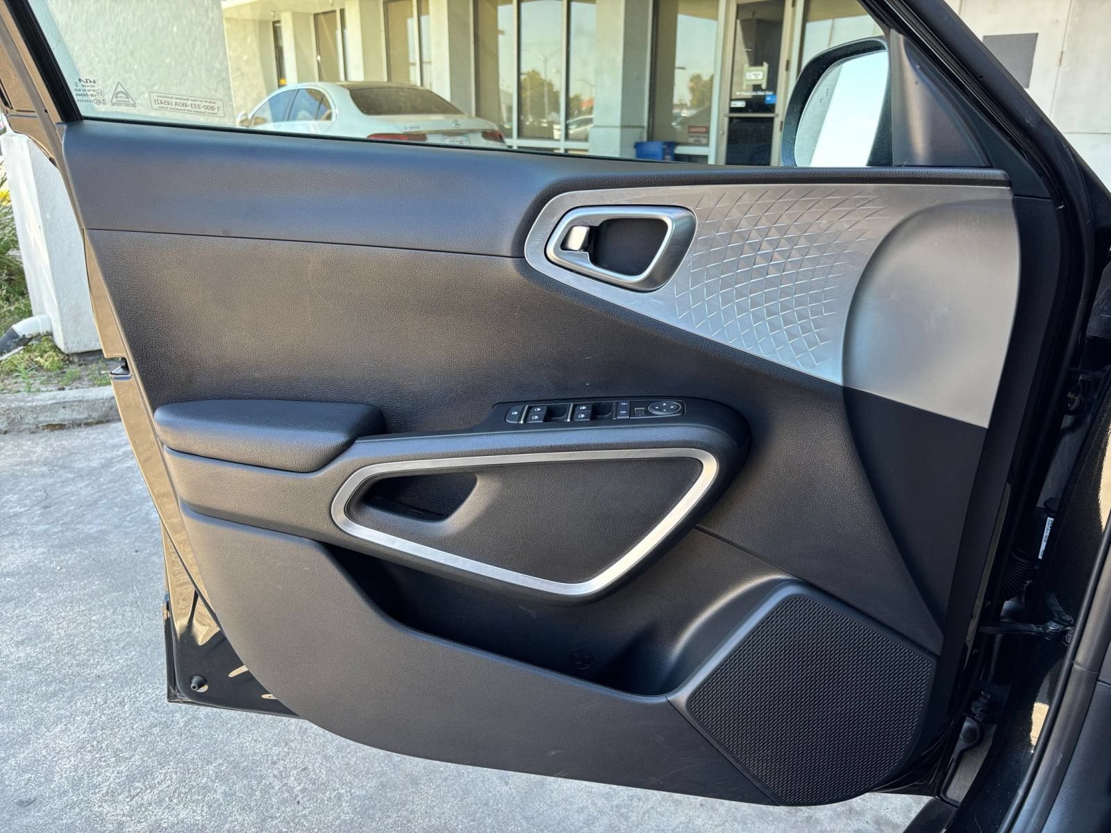 Used 2025 Kia Soul LX w/ LX Technology Package FWD image 15