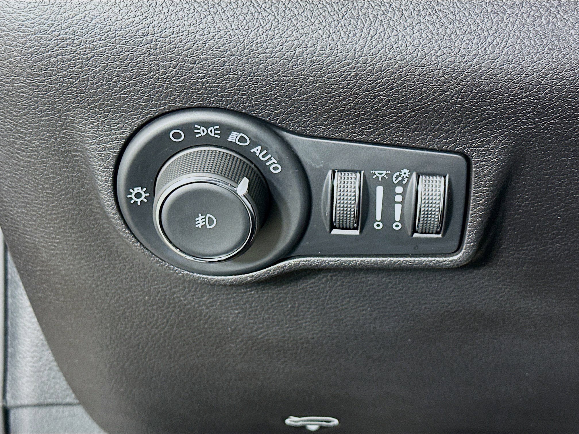 Used 2025 Jeep Compass Limited image 17
