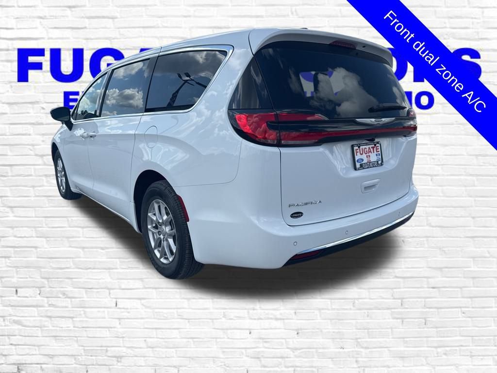 New 2026 Chrysler Pacifica Select image 3