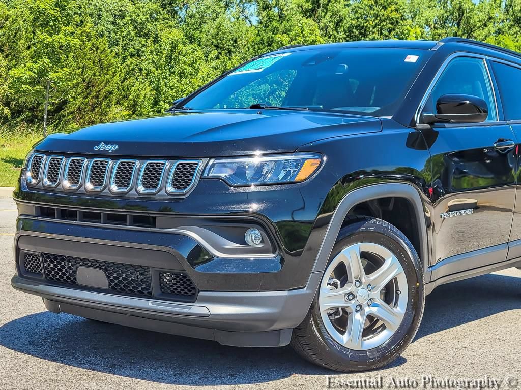Used 2024 Jeep Compass Latitude w/ Altitude Special Edition AWD/4WD image 2