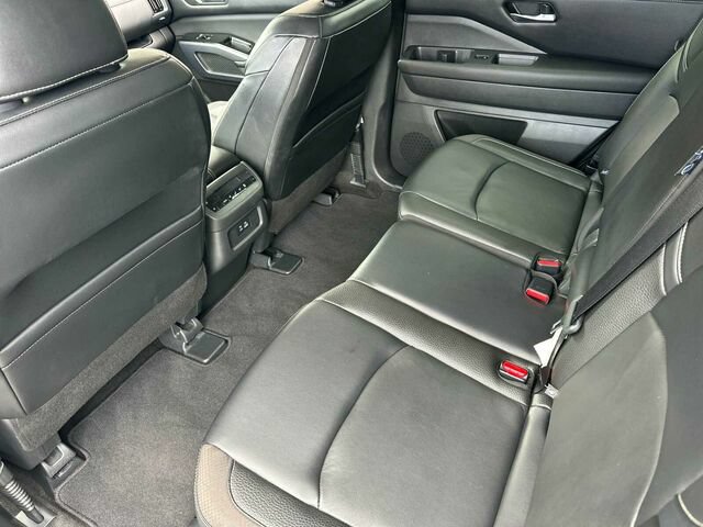 Used 2023 Nissan Pathfinder SL FWD image 14