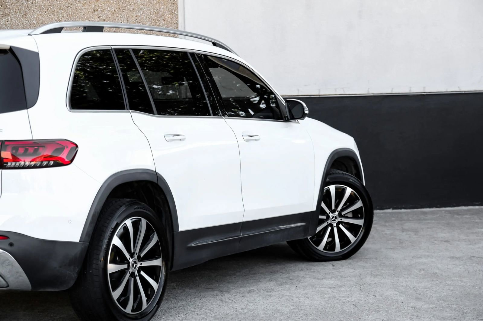 Used 2021 Mercedes-Benz GLB 250 4MATIC w/ Premium Package image 10