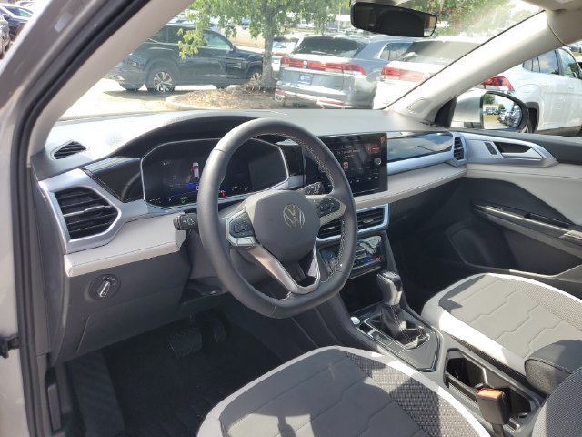 Certified 2025 Volkswagen Taos SE w/ Panoramic Sunroof Package FWD image 24