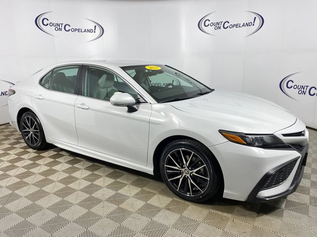 Used 2024 Toyota Camry SE FWD image 1