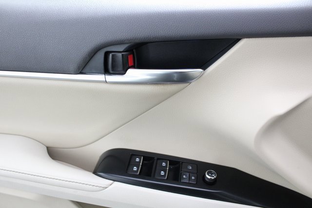 Used 2020 Toyota Camry XLE image 23
