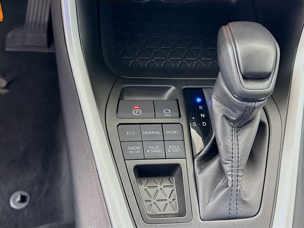 Certified 2025 Toyota RAV4 LE AWD/4WD image 17