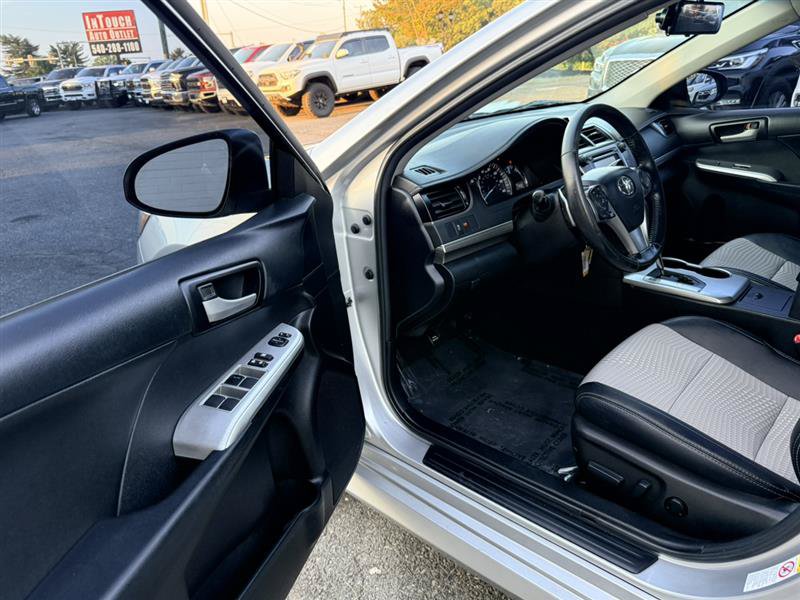 Used 2013 Toyota Camry SE w/ Preferred Accessory Pkg FWD image 22