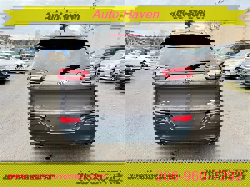 Used 2014 Jeep Cherokee Latitude w/ Cold Weather Group AWD/4WD image 6