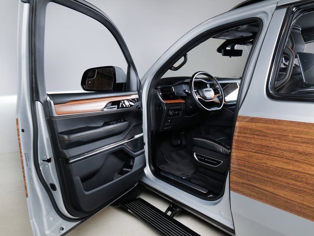 Used 2022 Jeep Grand Wagoneer Series III w/ Rear Seat Video Group 1 AWD/4WD image 28