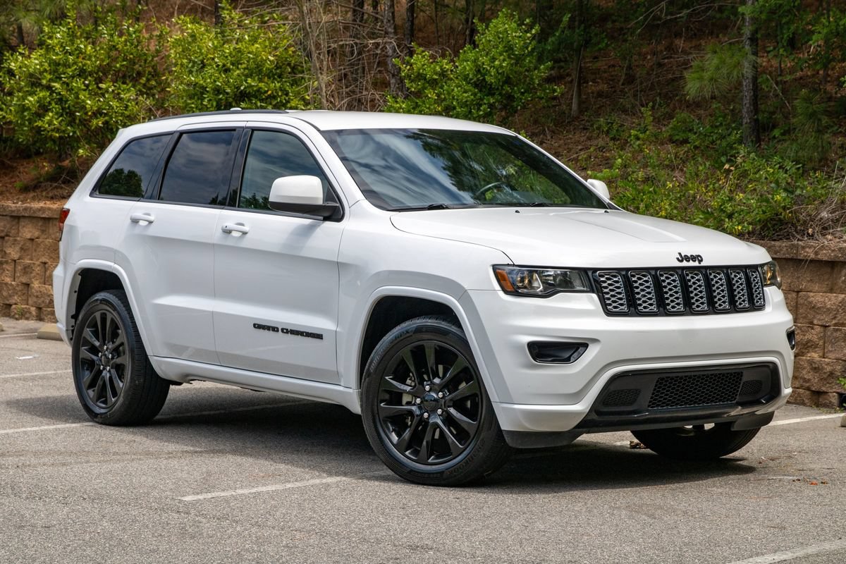 Used 2020 Jeep Grand Cherokee Altitude RWD image 3