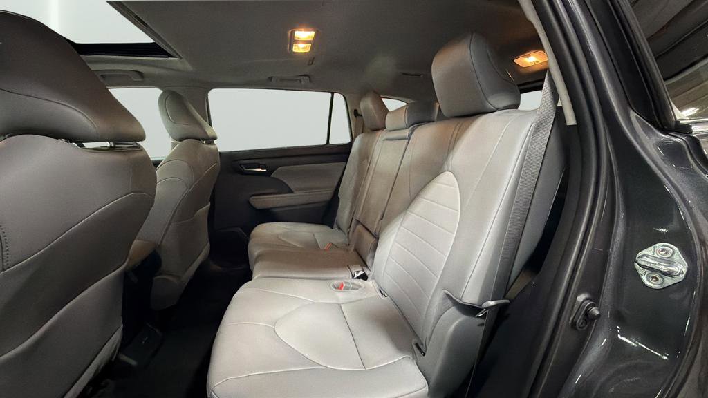 Used 2025 Toyota Highlander XLE AWD/4WD image 25