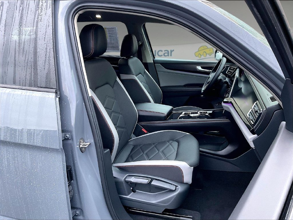Used 2025 Volkswagen Atlas Peak Edition SE AWD/4WD image 11