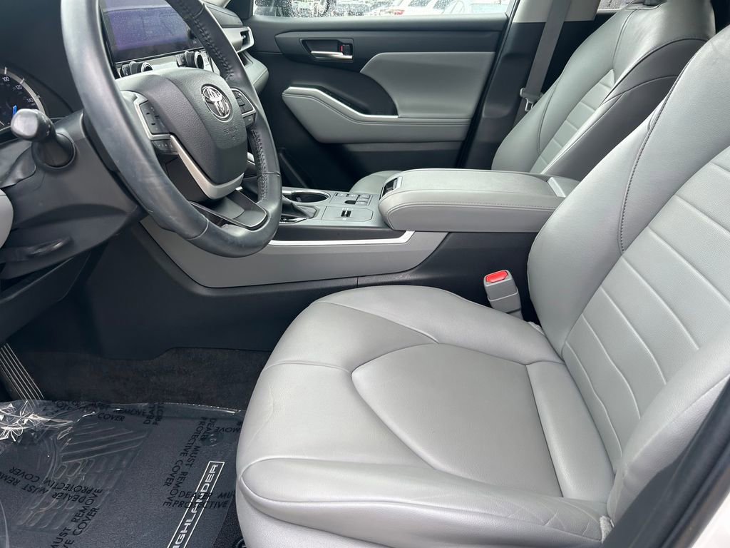 Used 2023 Toyota Highlander XLE image 11