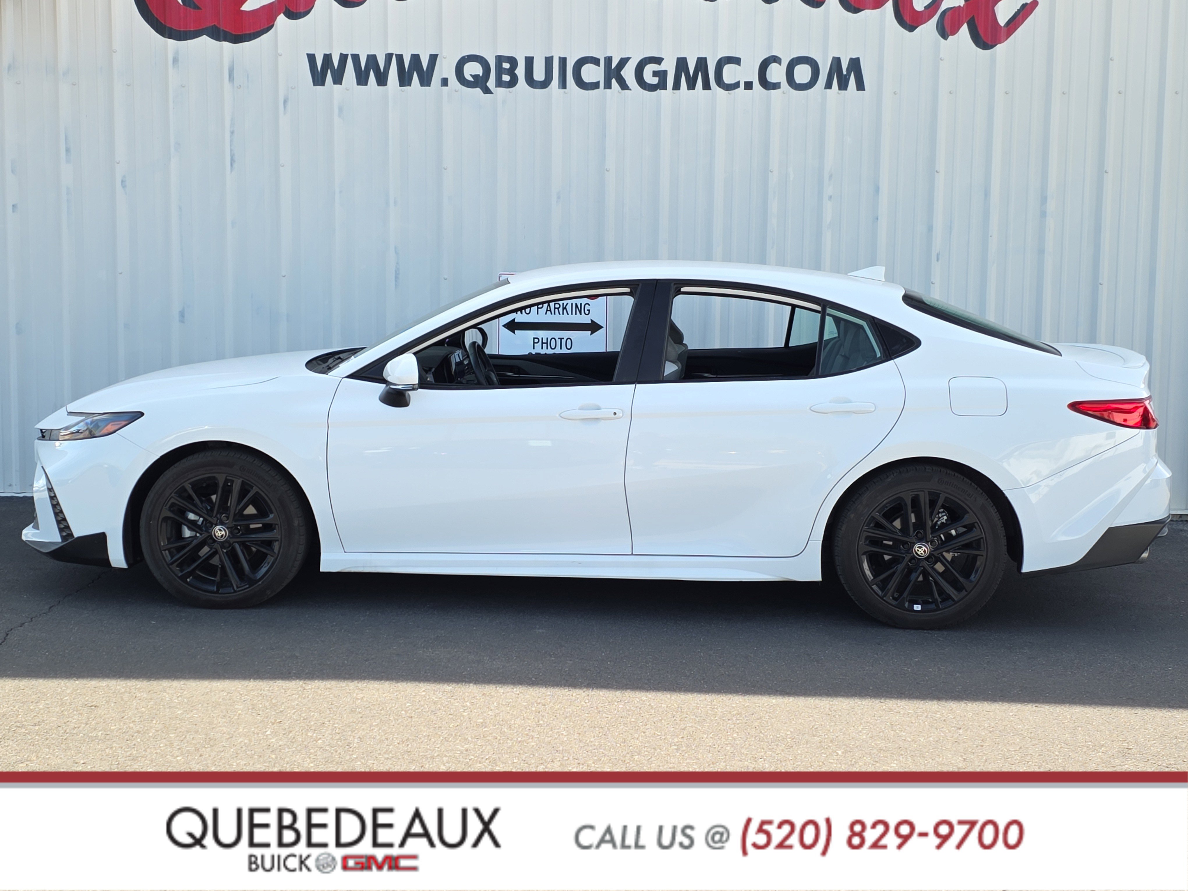 Used 2025 Toyota Camry SE w/ Convenience Package FWD image 4