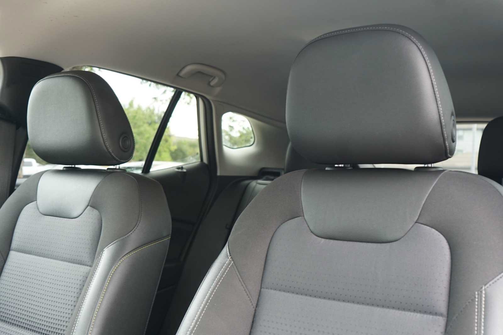 Used 2025 Chevrolet Trax LT FWD image 9