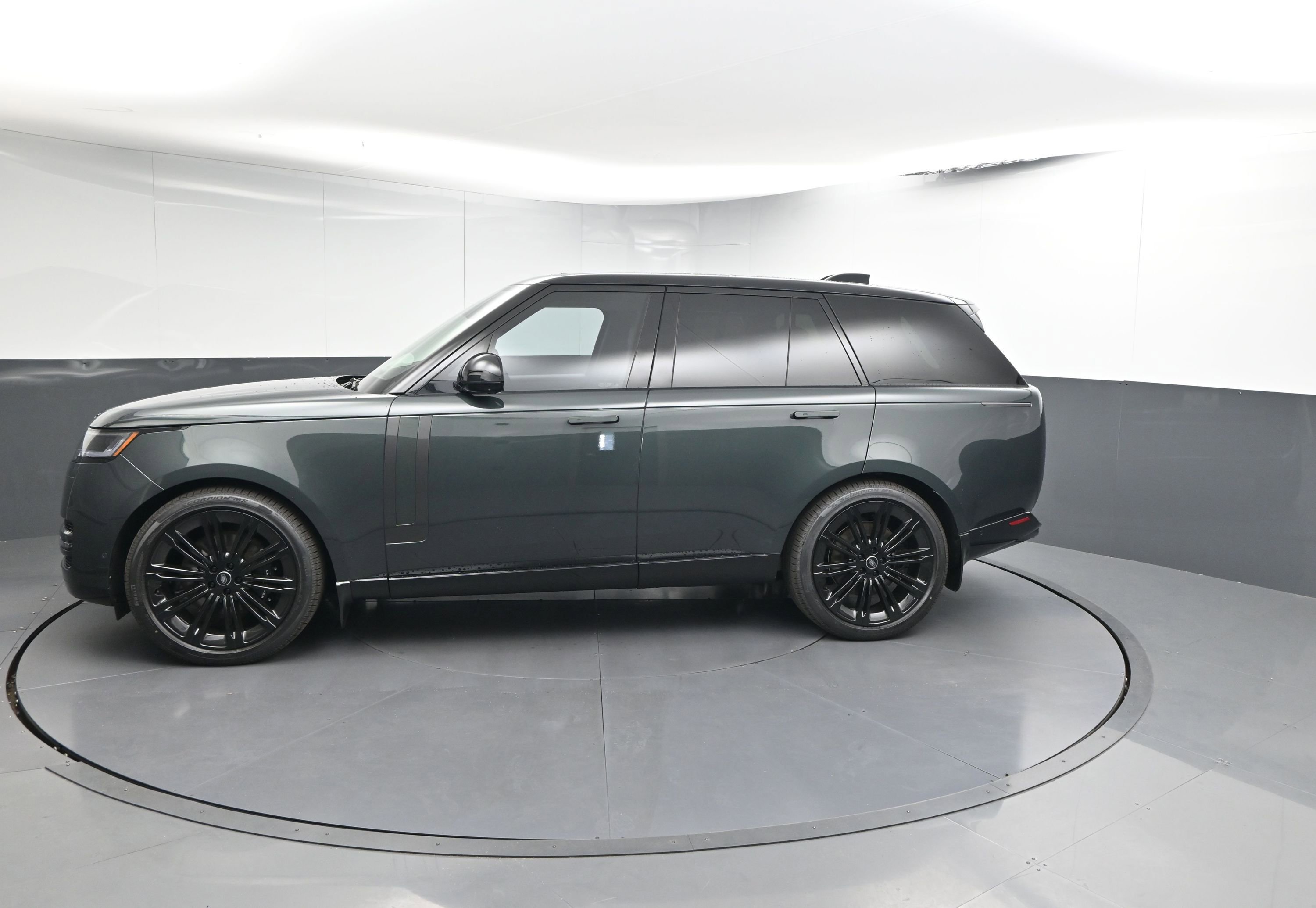 New 2025 Land Rover Range Rover SE image 2