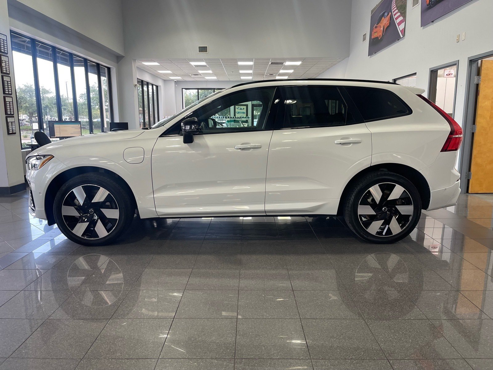 Used 2023 Volvo XC60 T8 Ultimate AWD/4WD image 2