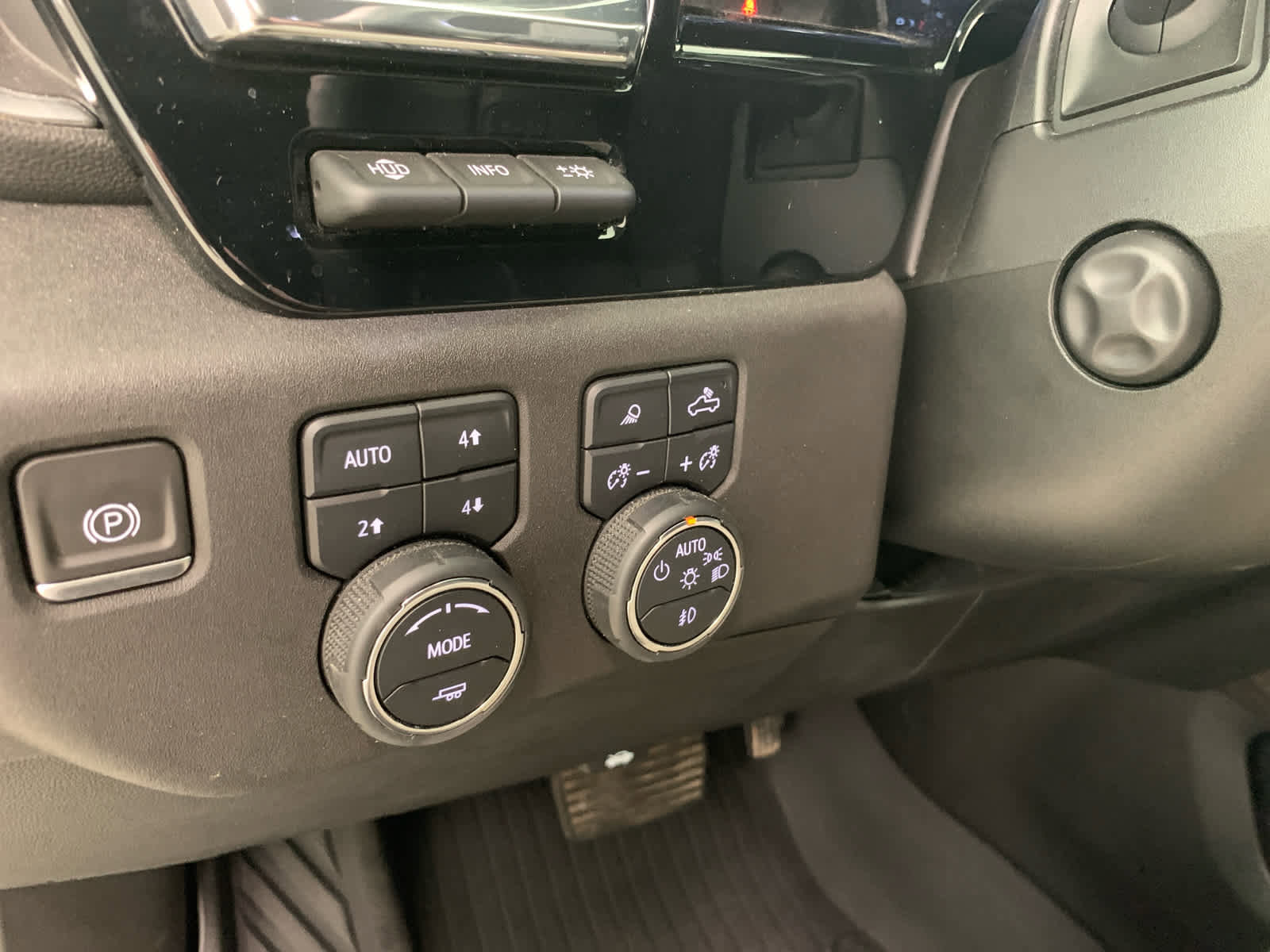 Used 2023 Chevrolet Silverado 1500 LTZ w/ Technology Package AWD/4WD image 24