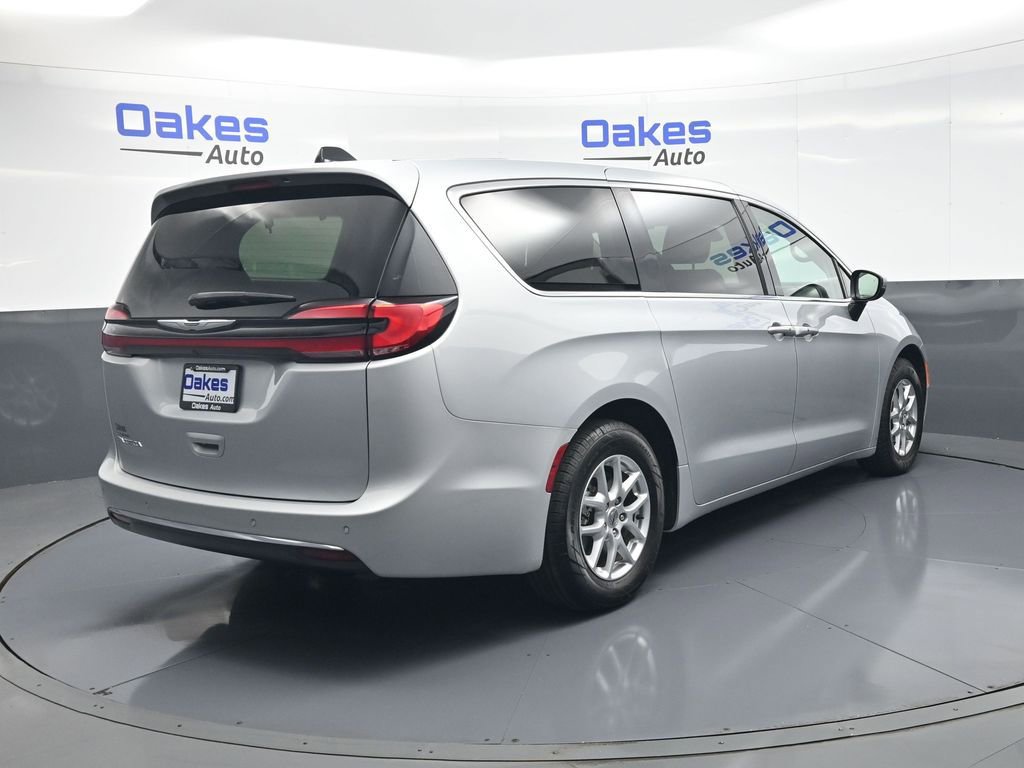 Used 2023 Chrysler Pacifica Touring-L FWD image 8