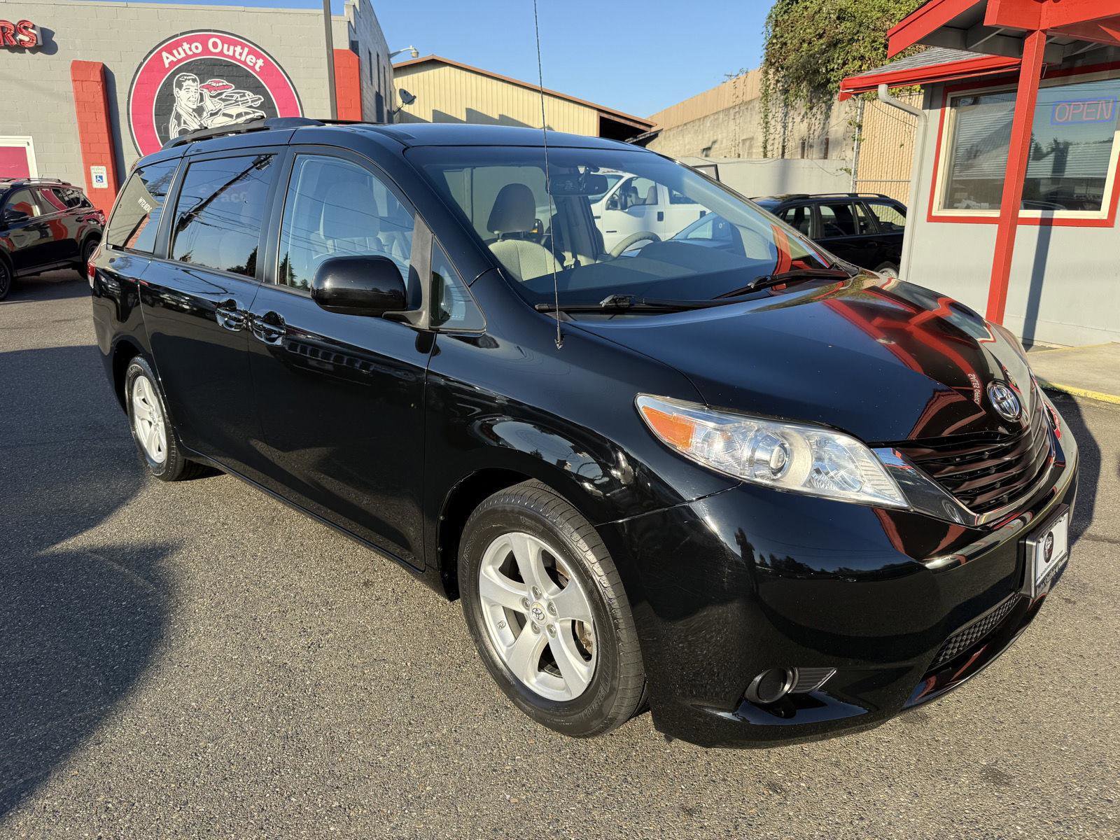 Used 2012 Toyota Sienna LE image 4