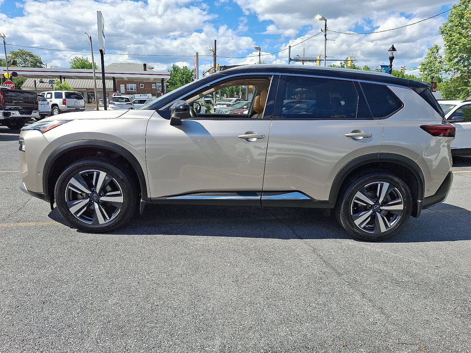 Used 2022 Nissan Rogue Platinum w/ Head-Up Display Package AWD/4WD image 2