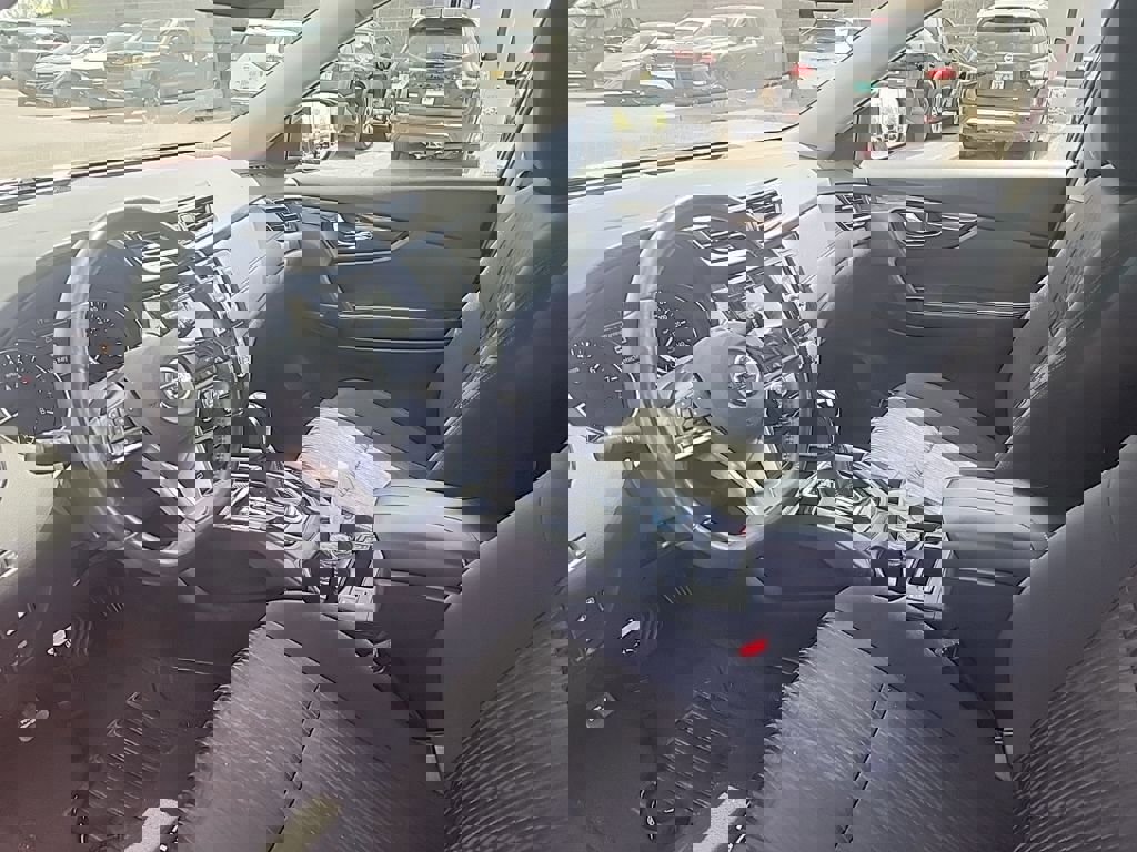 Used 2018 Nissan Rogue SV image 16