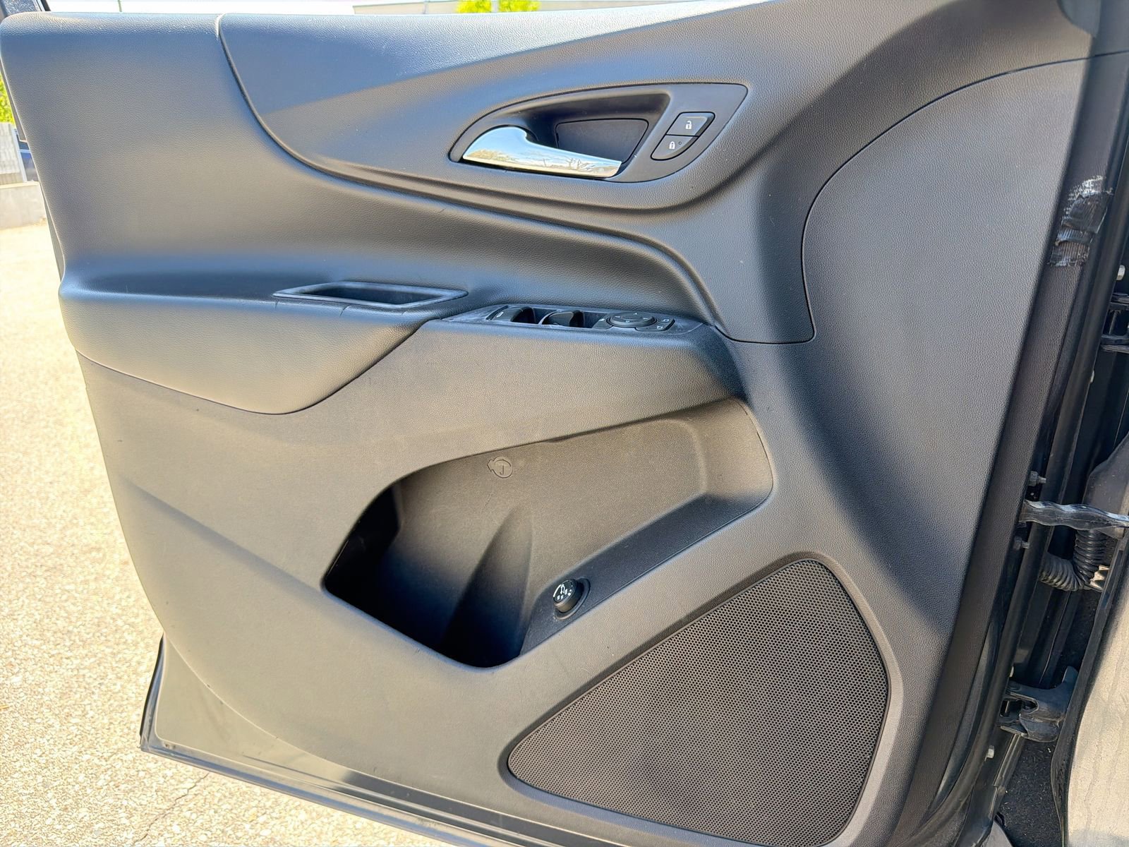 Used 2018 Chevrolet Equinox LT FWD image 30