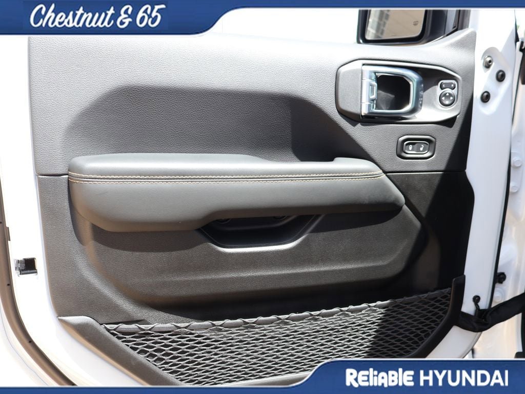 Used 2025 Jeep Wrangler Unlimited Sahara AWD/4WD image 21