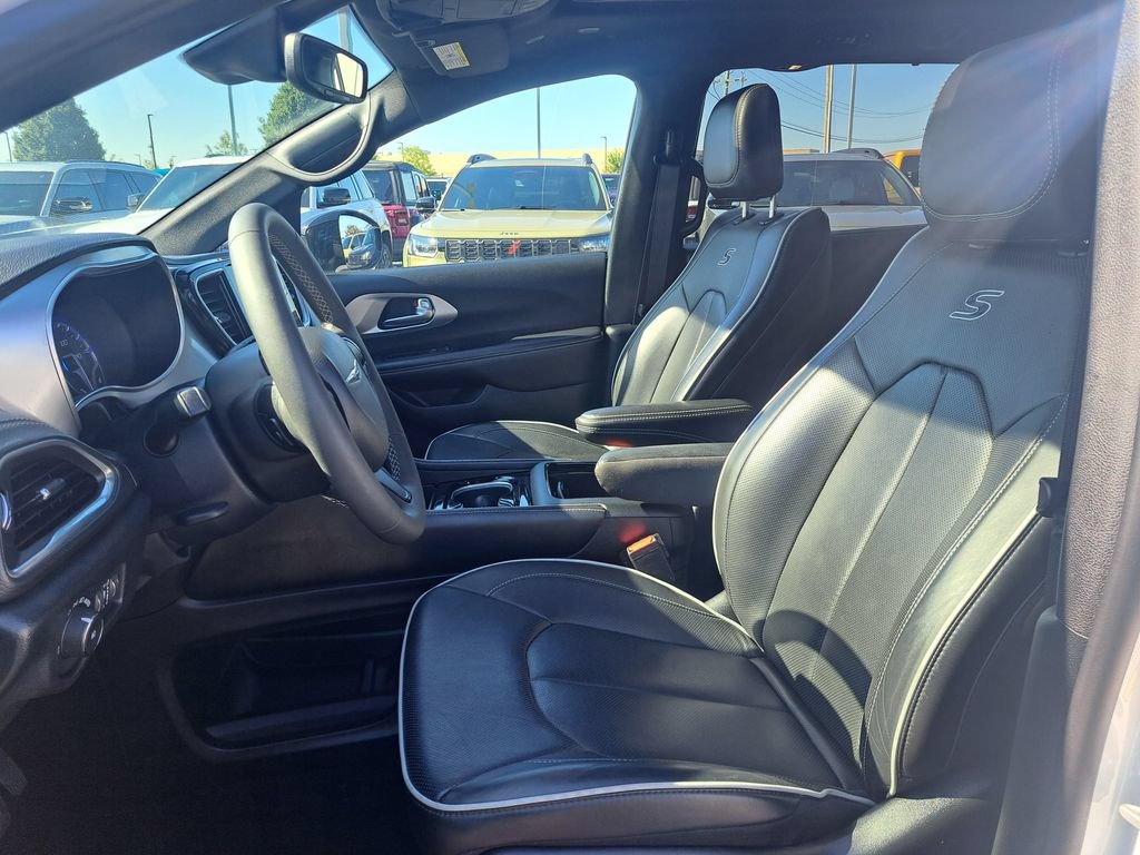 Used 2025 Chrysler Pacifica Limited FWD image 29
