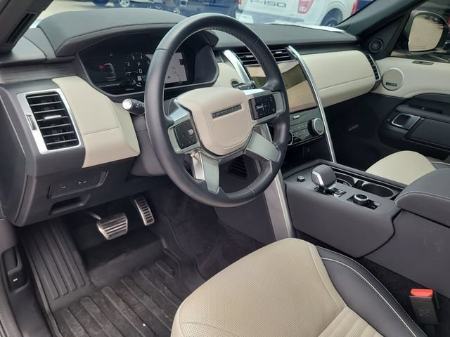 Used 2023 Land Rover Discovery Metropolitan Edition AWD/4WD image 21