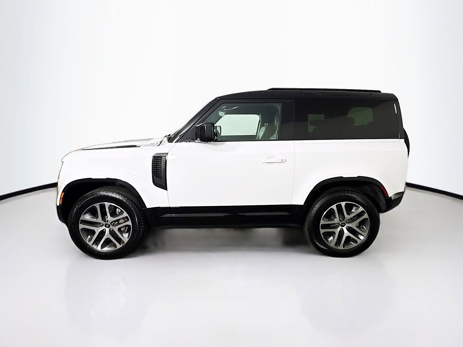 Used 2025 Land Rover Defender 90 X-Dynamic SE AWD/4WD image 4