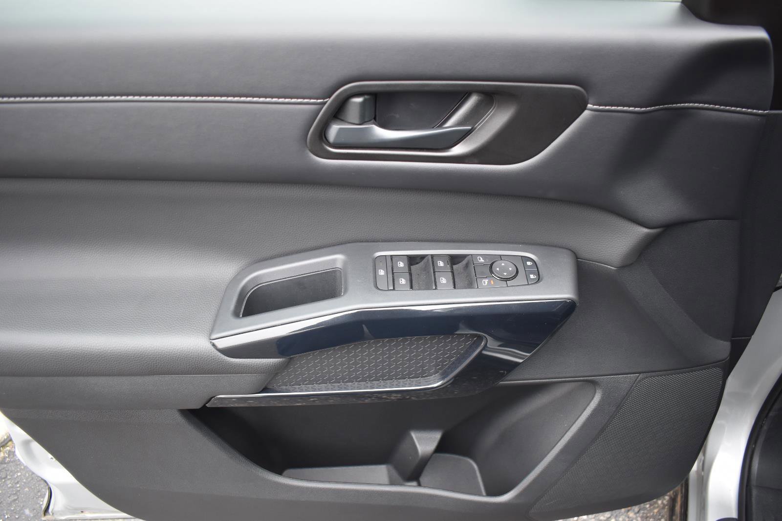 Used 2025 Nissan Pathfinder SV image 23