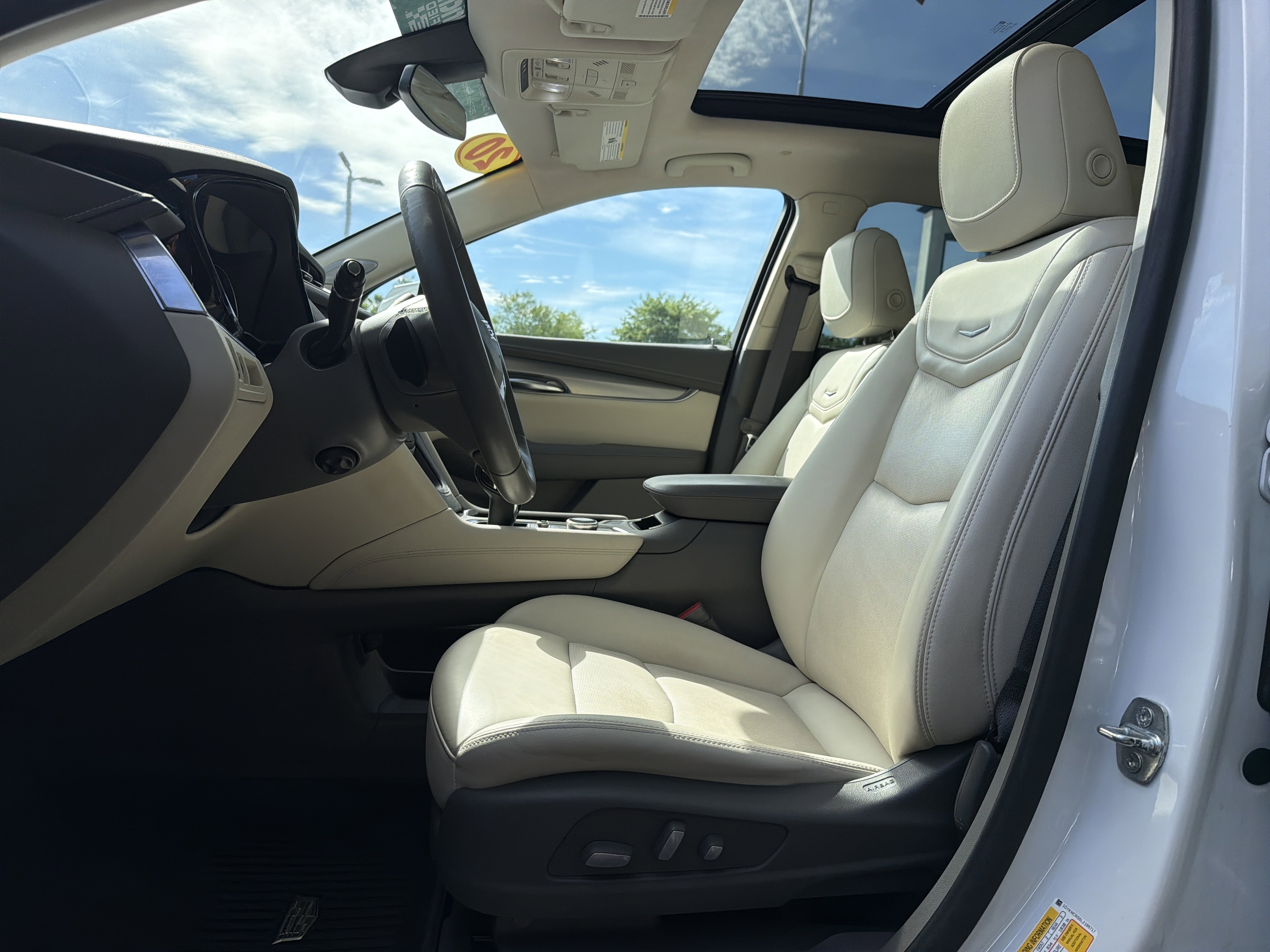 Used 2020 Cadillac XT5 Premium Luxury w/ LPO, Premium Carpet Package FWD image 16