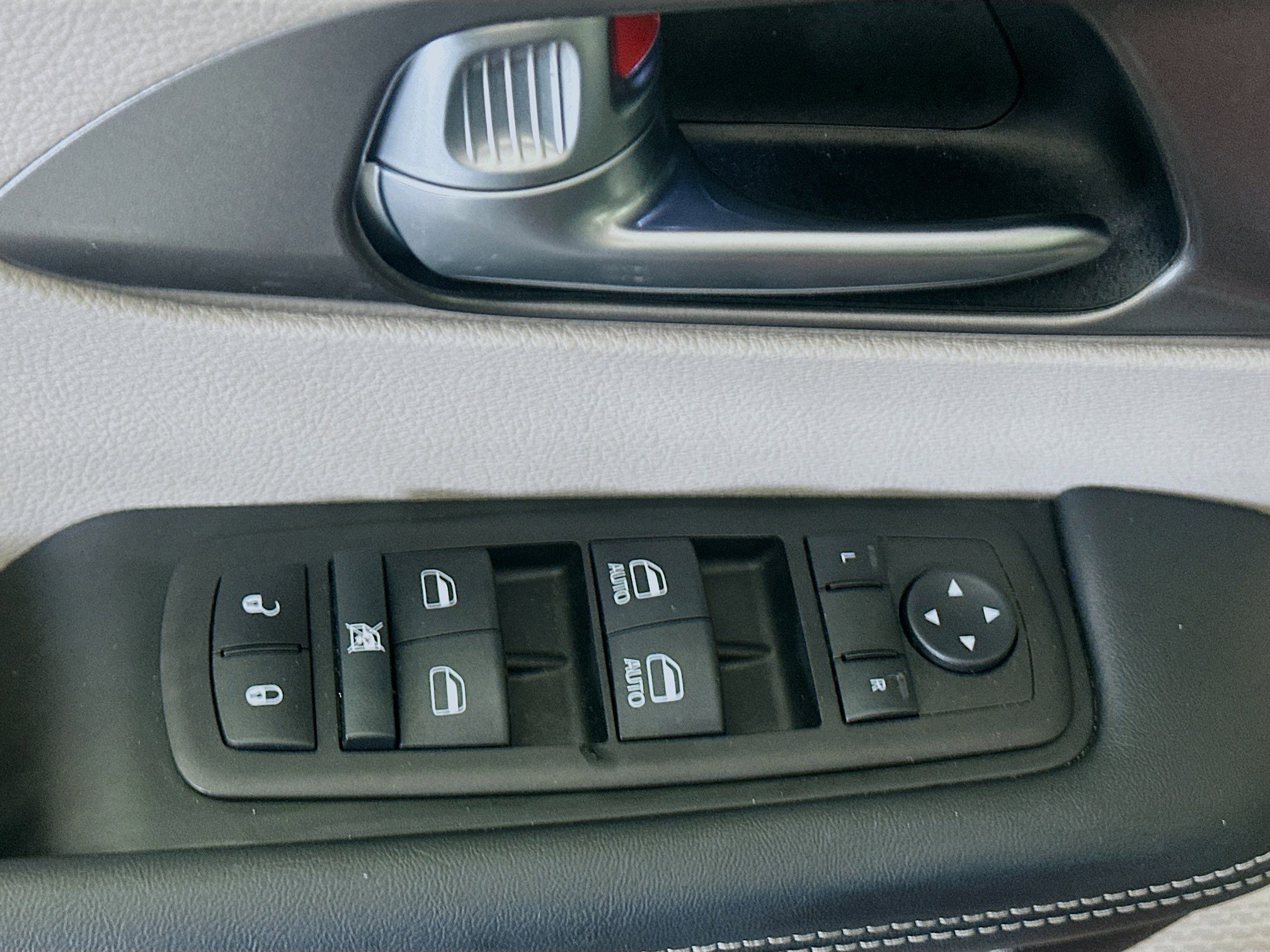 Used 2023 Chrysler Pacifica Touring-L image 15