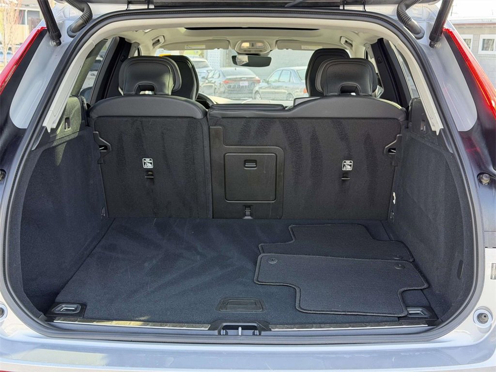 Used 2025 Volvo XC60 B5 Plus image 14