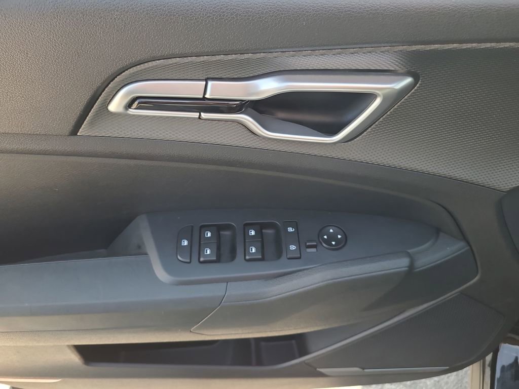 Used 2025 Kia Sportage LX FWD image 23