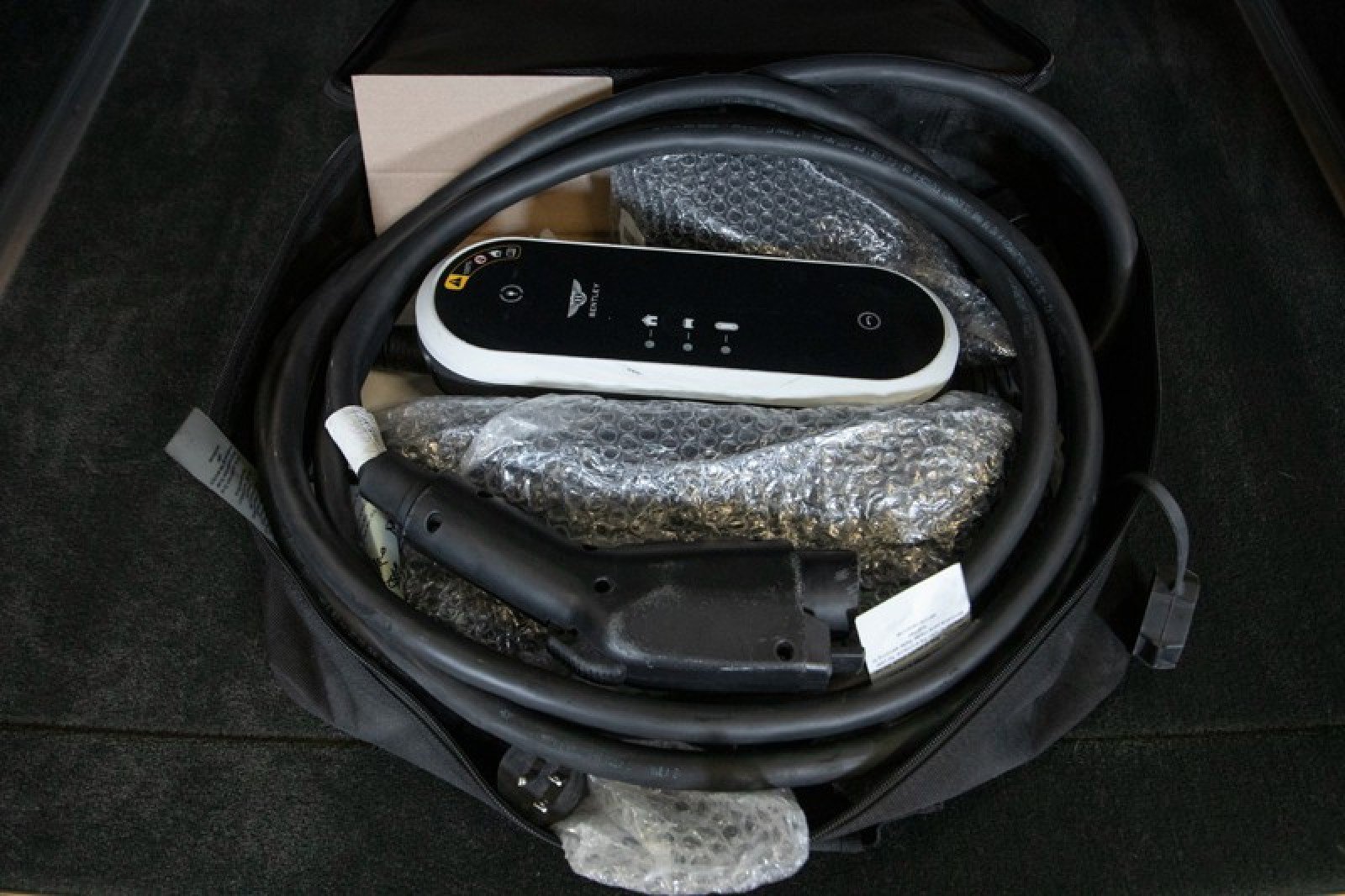 Used 2023 Bentley Bentayga Plug-In Hybrid image 76