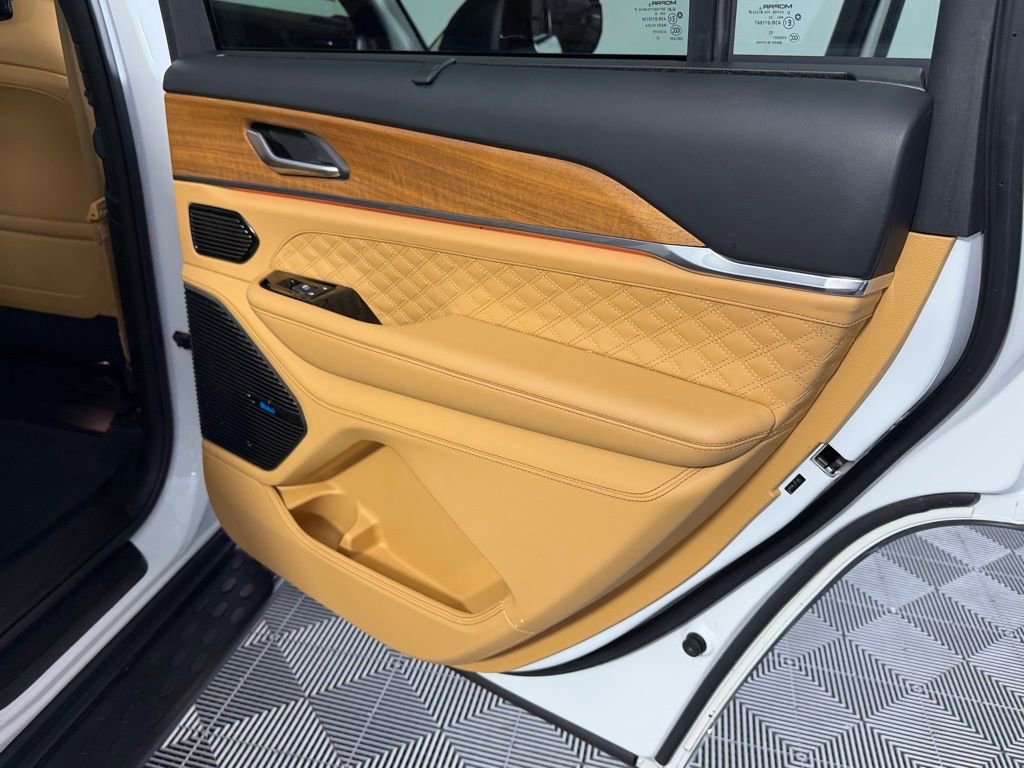 Used 2023 Jeep Grand Cherokee L Summit AWD/4WD image 28