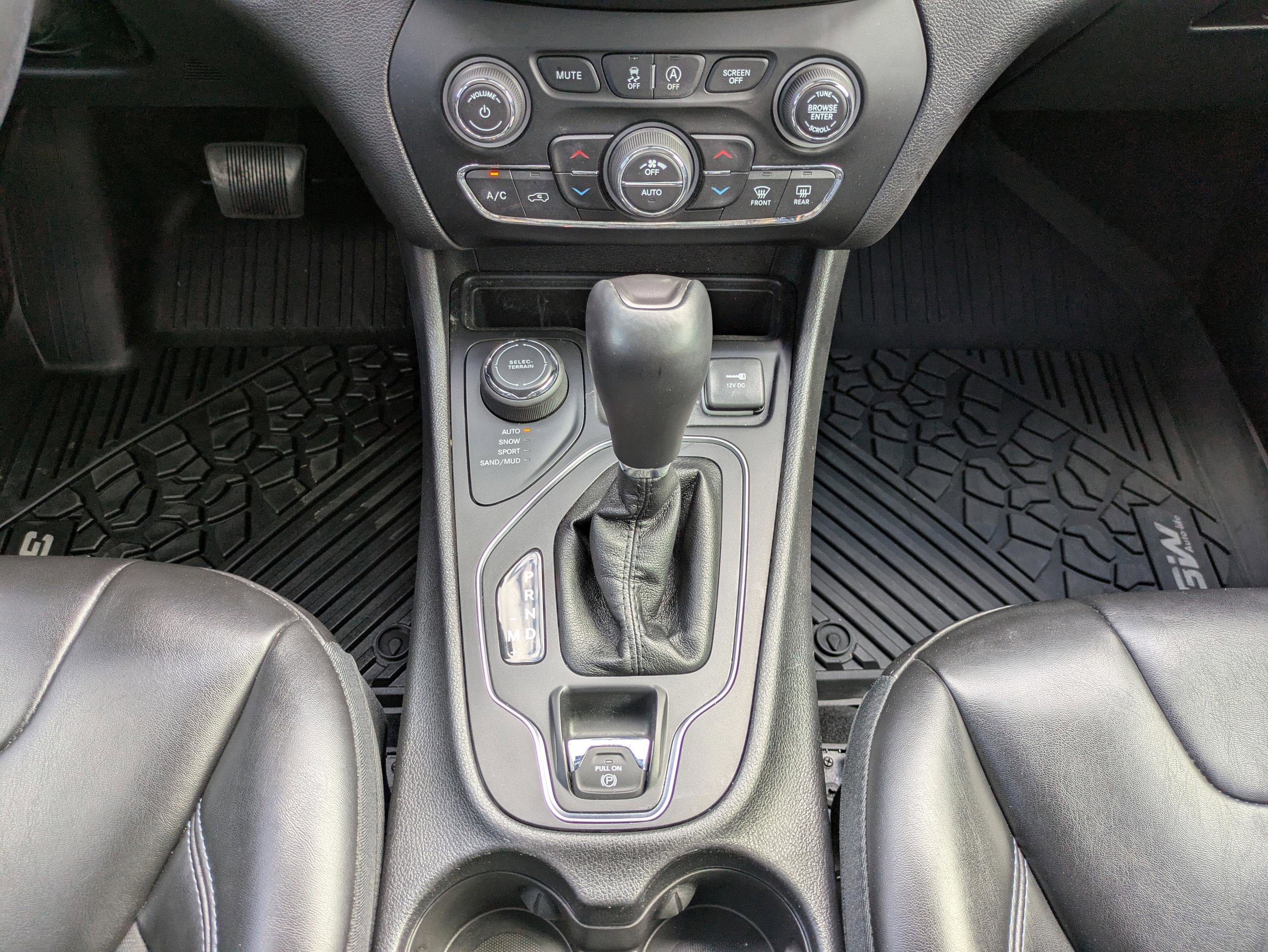 Used 2019 Jeep Cherokee Latitude Plus w/ Comfort/Convenience Group image 20