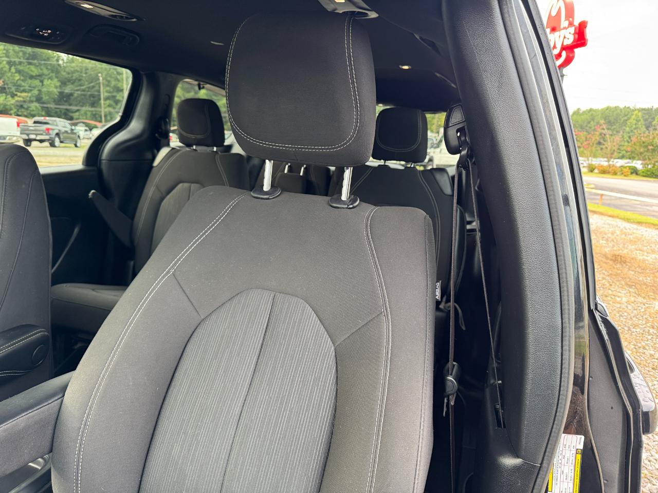 Used 2023 Chrysler Pacifica Touring FWD image 21