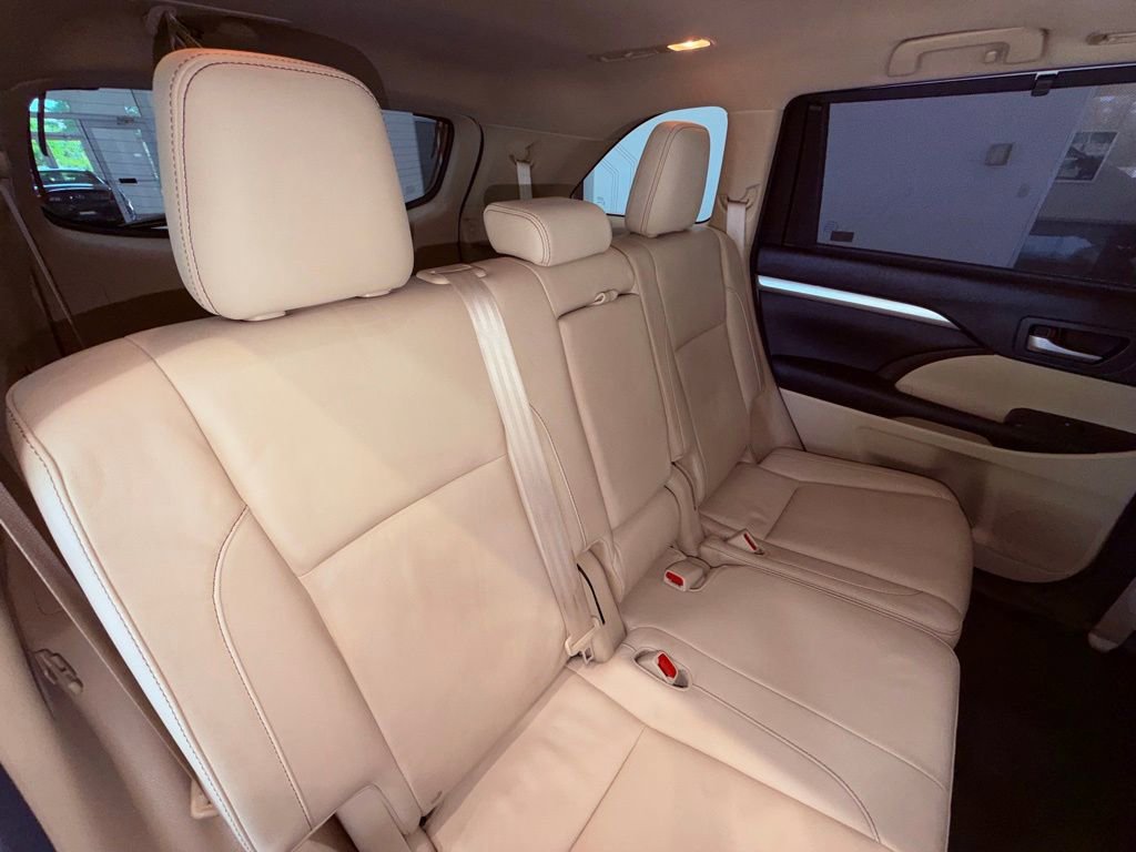 Used 2015 Toyota Highlander XLE FWD image 11