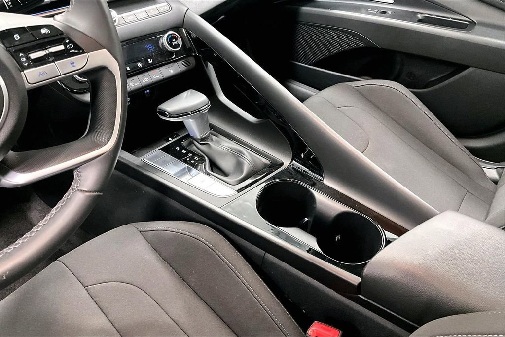 Certified 2025 Hyundai Elantra SEL image 17