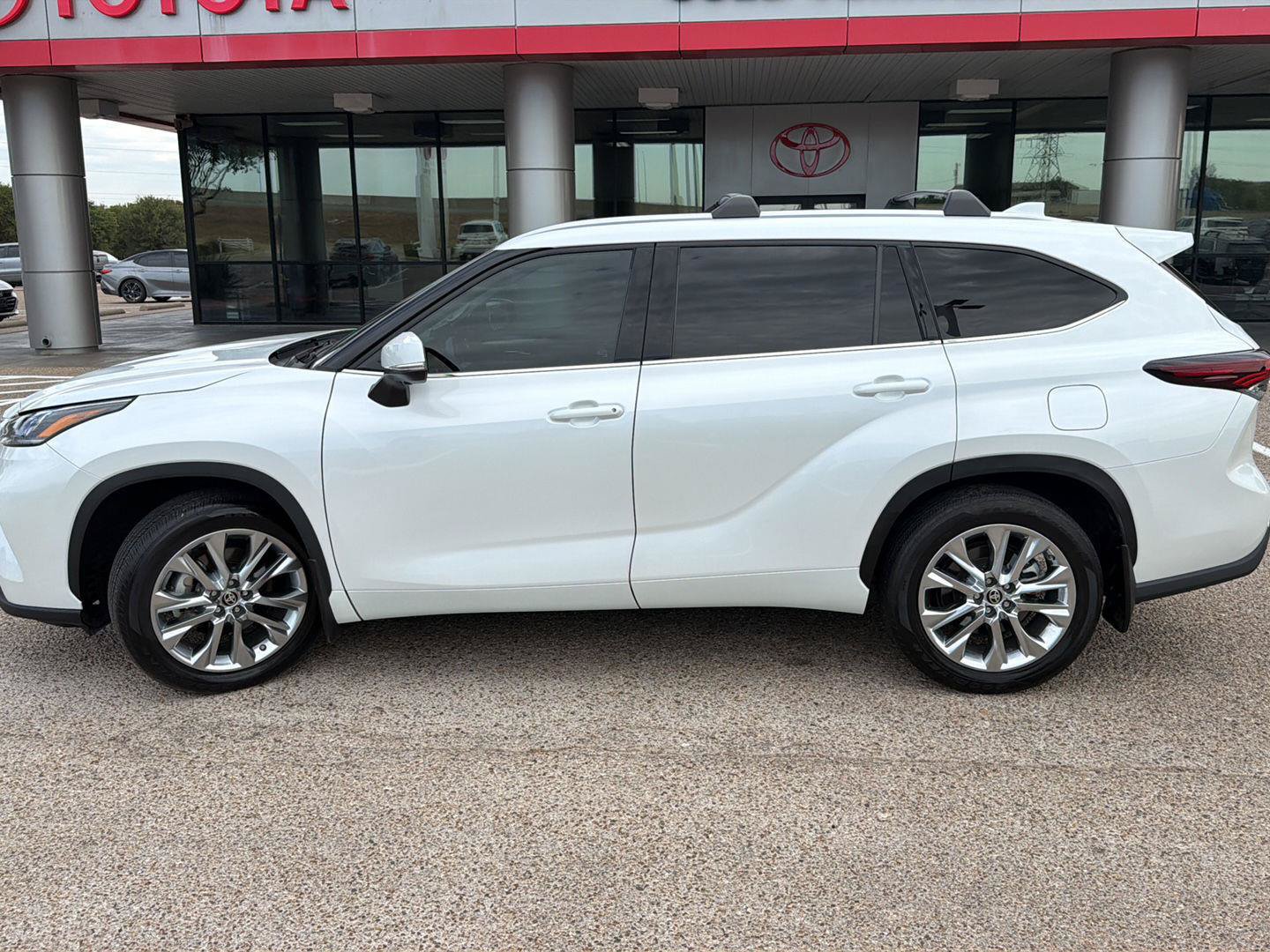 Used 2024 Toyota Highlander Limited AWD/4WD image 6