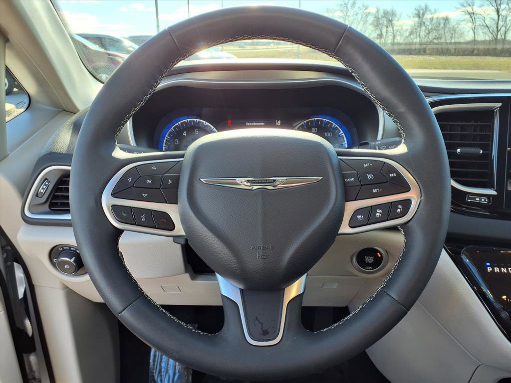 Used 2024 Chrysler Pacifica Touring-L image 14