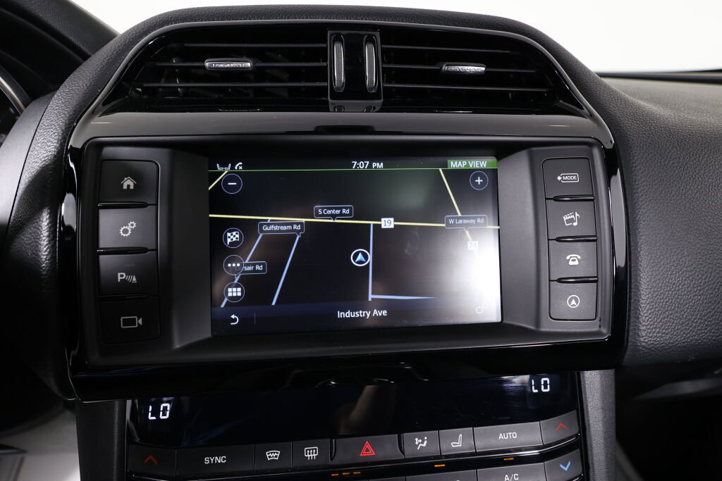 Used 2017 Jaguar F-PACE Premium image 37