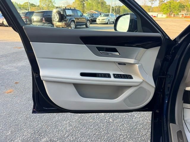 Used 2016 Jaguar XF Prestige image 17